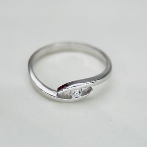 ANILLO DE ORO BLANCO DE 18 KILATES CON DIAMANTE TALLA BRILLANTE